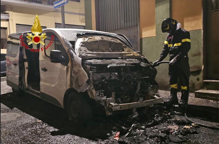 Salerno, furgone in fiamme a Torrione: paura tra i residenti