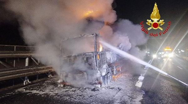 Cava de’ Tirreni, paura nella notte sull’autostrada: in fiamme furgone frigorifero