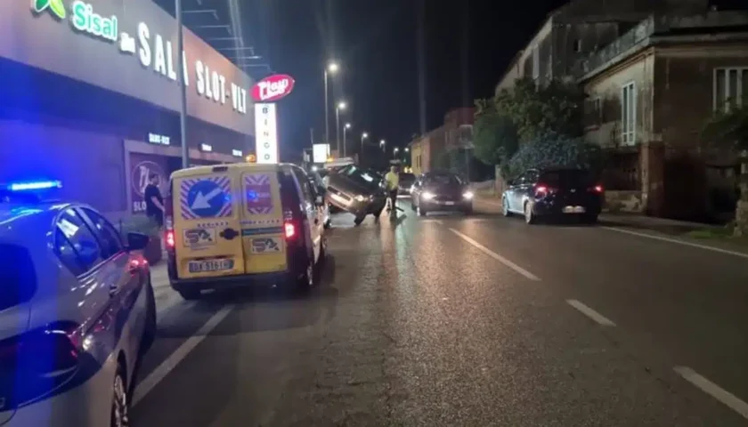 Salerno, auto contro vetture in sosta a San Leonardo: ferito in ospedale