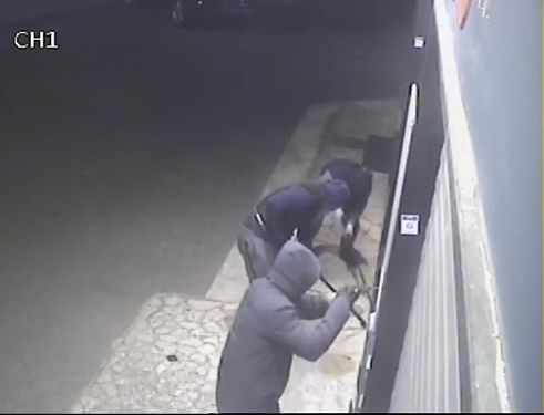 Salerno, tentato furto al bar Hilton: ladri ripresi dalle telecamere, indaga la Squadra Mobile