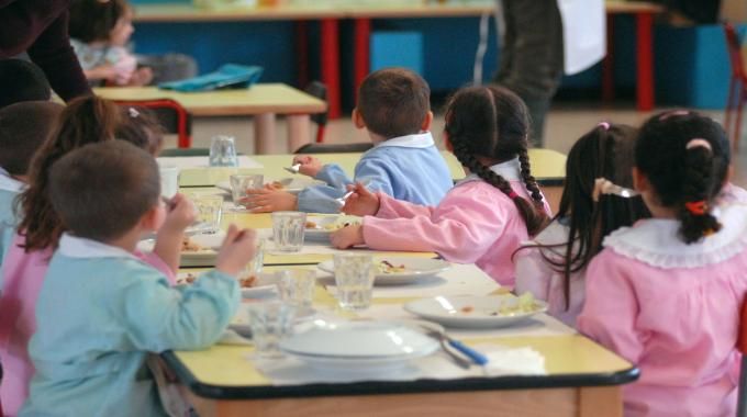 INAUGURATO A BRACIGLIANO IL CENTRO COTTURA NELLA SCUOLA “CASALE MANZI”. IL GRUPPO “RADICI” CHIEDE LA RIDUZIONE DEL COSTO DEL SERVIZIO DI MENSA SCOLASTICA