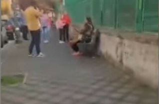 Nocera Inferiore, foto e video a minorenni dinanzi a una scuola: donna denunciata