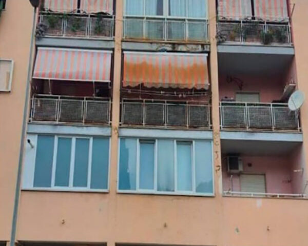 Salerno, ascensore palazzina Acer a sant’Eustachio fermo da 5 mesi: anziani “reclusi” in casa
