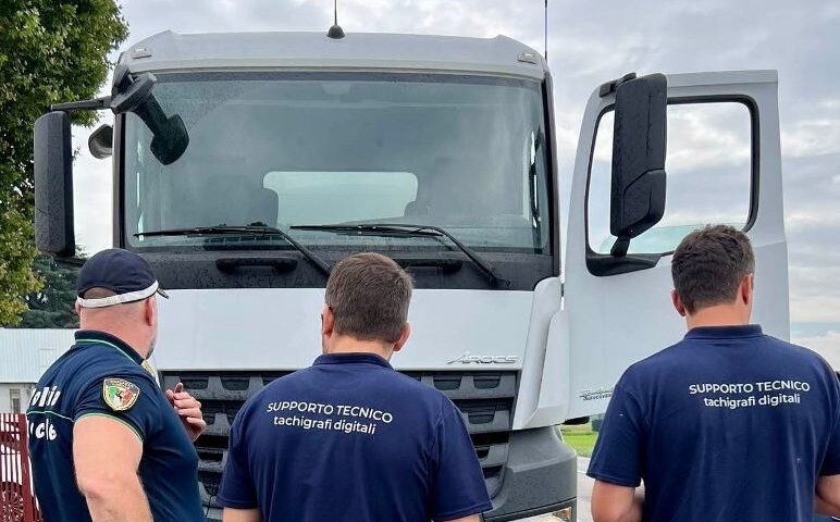 I comandi di Polizia scelgono uno strumento rapido e immediato per i controlli tachigrafici su strada