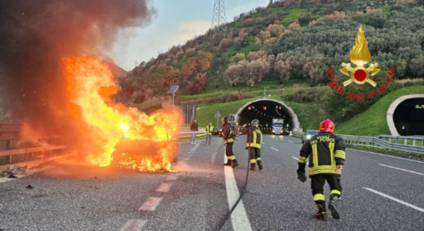 A fuoco auto sull’A2 prima di Pontecagnano