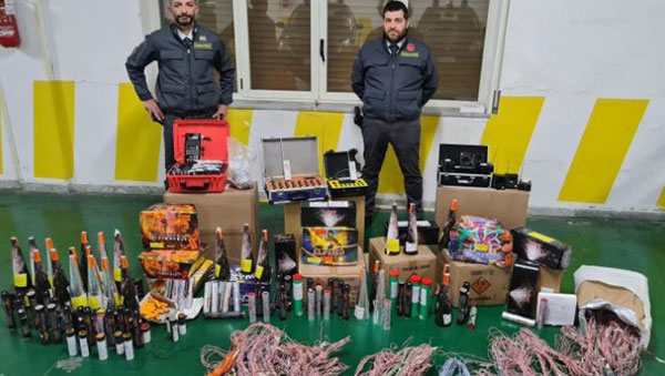 Pagani, maxi operazione della Guardia di Finanza: sequestrati oltre mille prodotti pirotecnici illegali