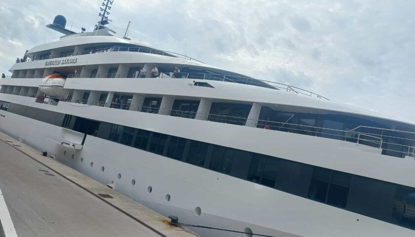 Mega yacht Emerald Sakara per la prima volta a Salerno