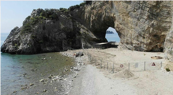 Centola, abbattuto il muro della vergogna a Palinuro