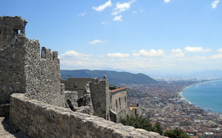 Salerno: ponte del Primo Maggio con musei, castello Arechi e Duomo aperti