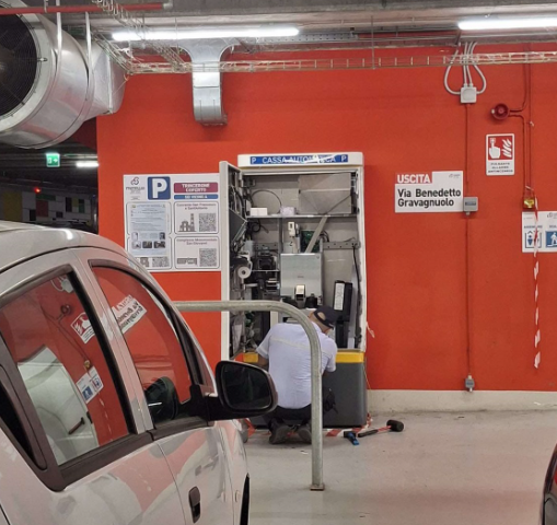 Scassinata nella notte cassa automatica del Cava Parking