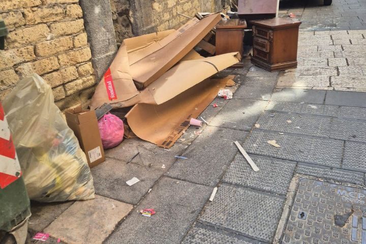 Degrado e inciviltà nel centro storico di Scafati: Fratelli d’Italia denuncia l’inefficienza dell’Acse e la mancanza di controlli