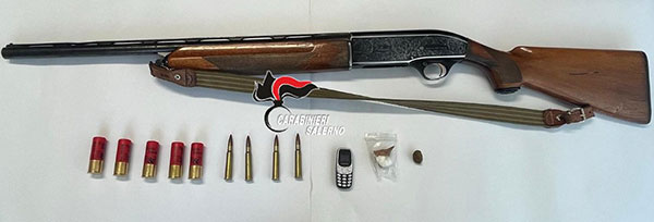 Cilento, sorpreso con droga e un fucile clandestino: 20enne di Ceraso arrestato