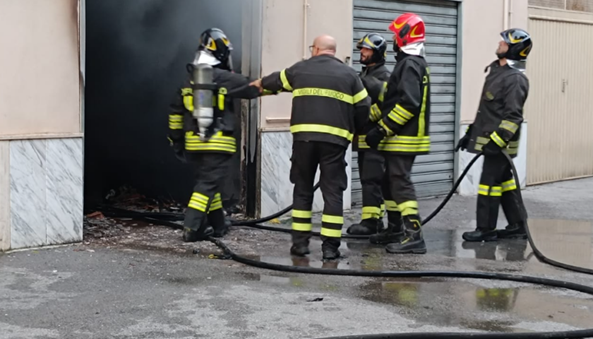 Salerno, rogo in un garage: paura nel Quartiere Italia