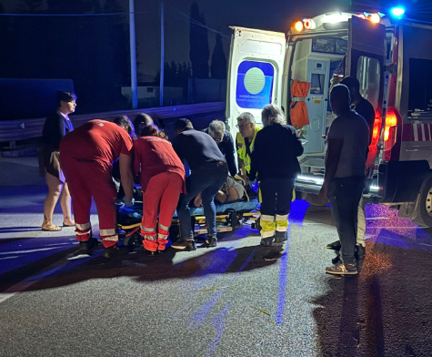 Terrore sull’Aversana, auto sfonda le barriere e si ribalta