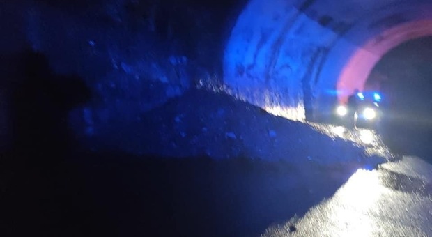 Cadono massi dal costone roccioso, chiusa la strada Mingardina