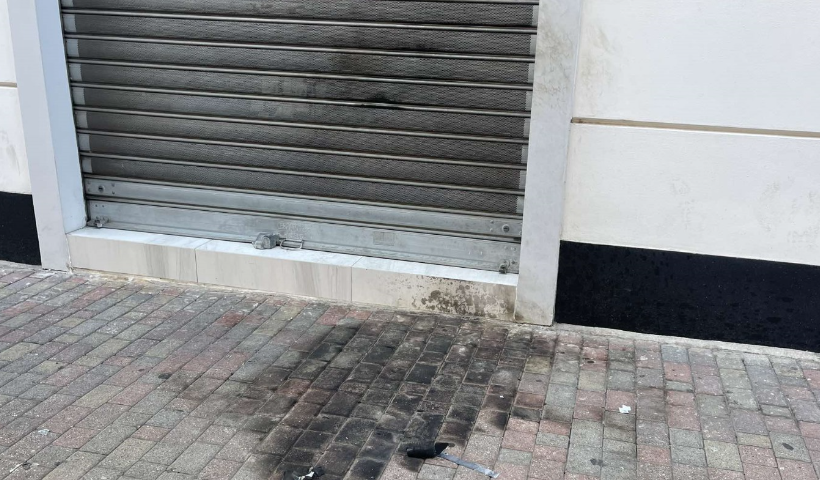 Battipaglia, bottiglie molotov lanciate contro una gioielleria