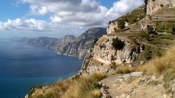 Costiera Amalfitana, due strutture ricettive abusive sul Sentiero degli Dei a Praiano