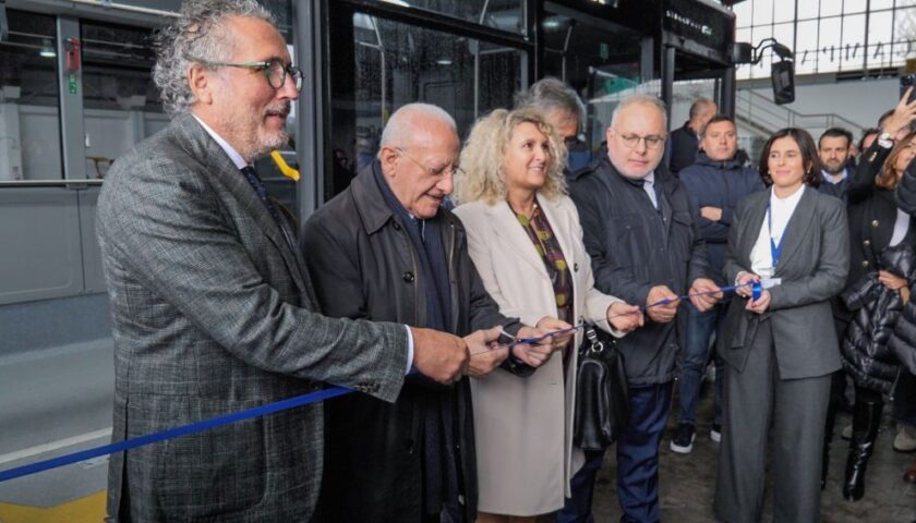 Traporto pubblico locale, Air Campania con nuova sede e bus elettrici: taglio del nastro con De Luca