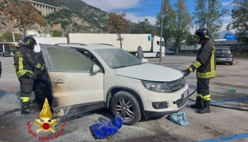 Salerno, auto in fiamme in via Ligea