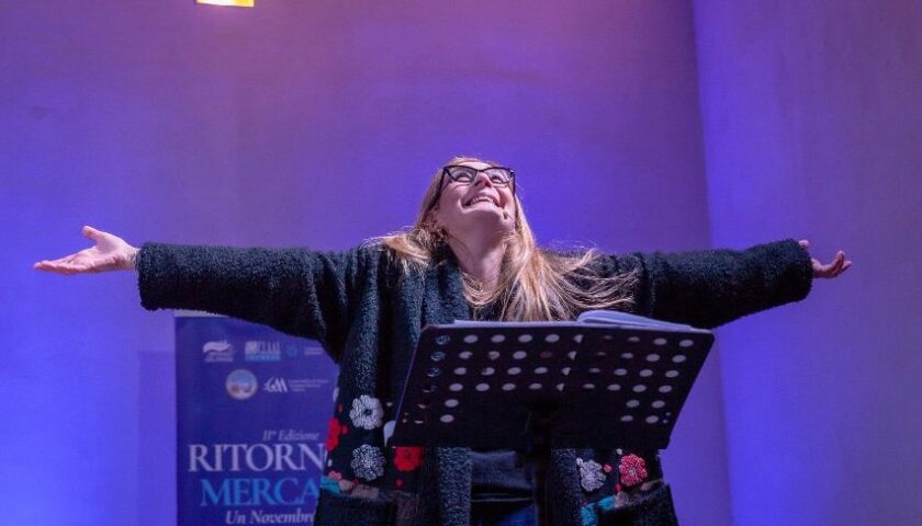ULTIMO FINE SETTIMANA PER “RITORNO AI MERCANTI” IL TEATRO DI MAURIZIO DE GIOVANNI, LE MOSTRE D’ARTE