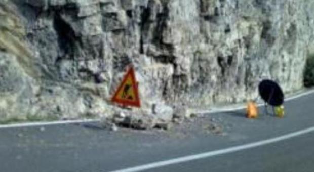 Maiori, cadono massi a Capo d’Orso: senso alternato sulla Statale 163