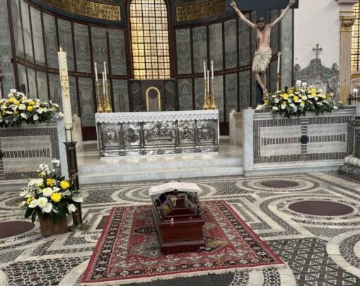 SALERNO, RITORNA NELLA SUA CASA IL CARDINALE MARTINO: ESTREMO SALUTO AL DUOMO