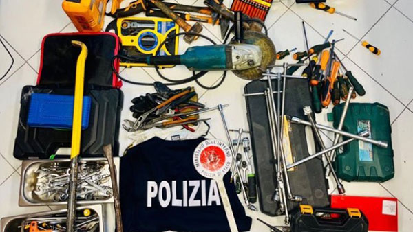 Cava, riciclaggio auto rubate: garage utilizzato per smontaggio, nei guai proprietario