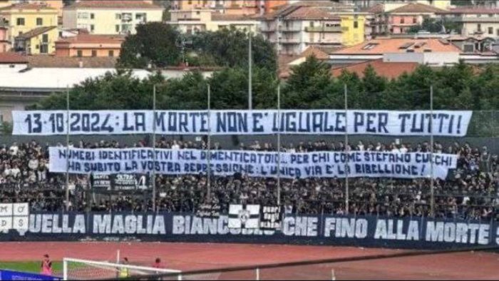 Cavese multata per lo striscione a Stefano Cucchi, Rifondazione: “Rispettare la libertà di espressione”