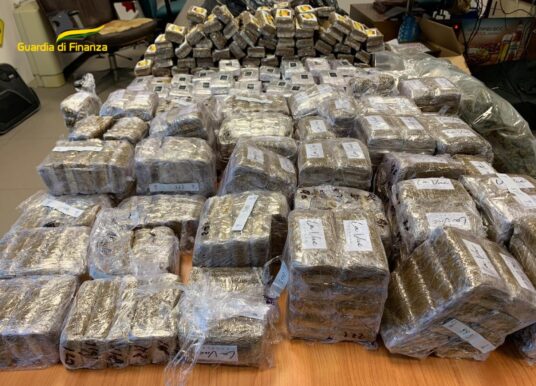 Scacco al mondo della droga, operazione in tutta Italia