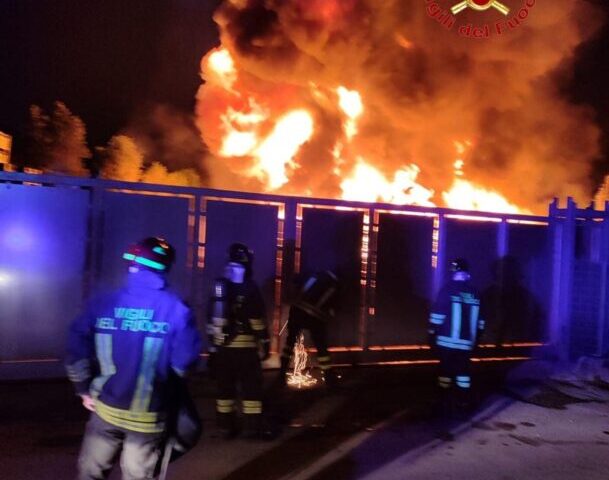 Pagani, maxi incendio in un deposito di plastica e legno: si indaga
