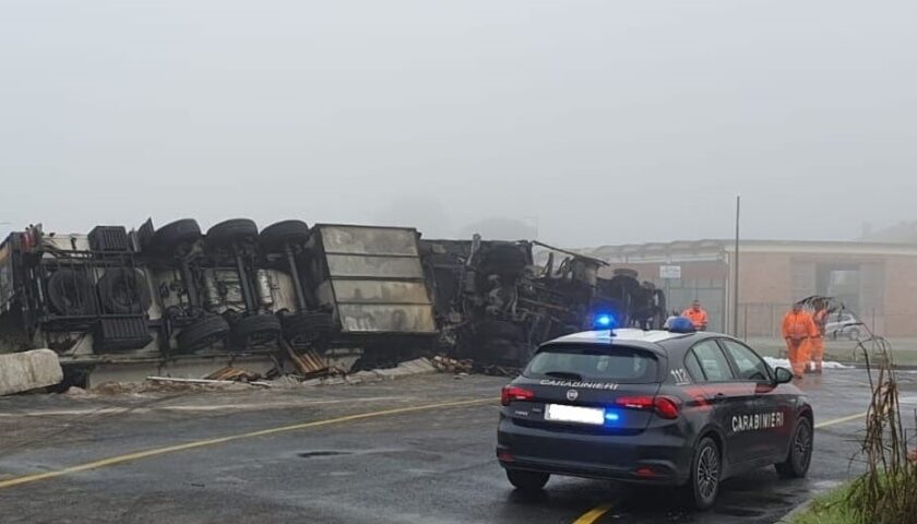 Camion si ribalta e prende fuoco nel Ferrarese, muore 58enne di Eboli