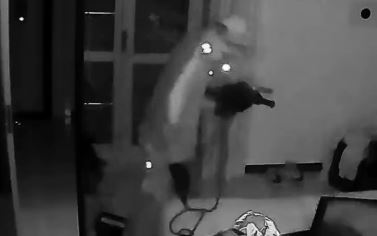 Capaccio/Paestum, 3 ladri rubano in una villetta: scene riprese dalle telecamere