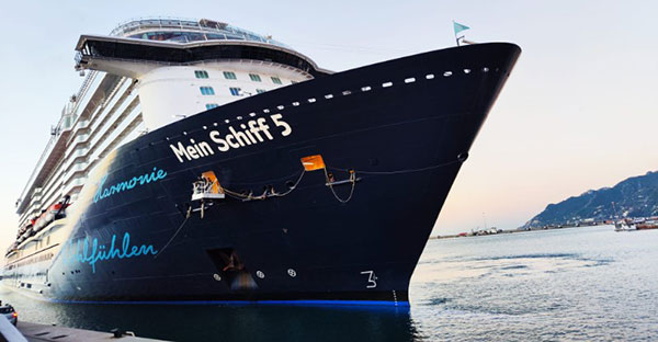 Centinaia di croceristi in giro per Salerno nel pomeriggio: è attraccata la Mein Schiff 5
