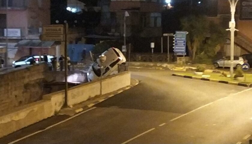 Nocera Superiore, auto finisce fuori strada e resta in bilico su una ringhiera