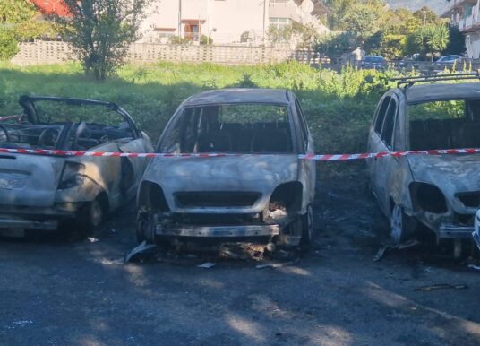Anto incendiate nella notte, paura a Roccapiemonte