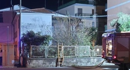 Bar-pasticceria in fiamme a Sapri: paura in città nella notte