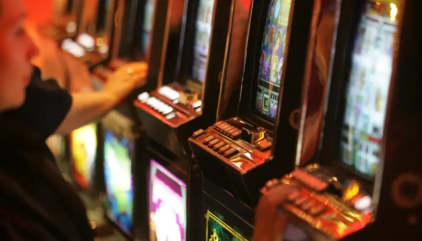 Gioca alla slot e vince ma usa il trucco della moneta: nei guai 54enne