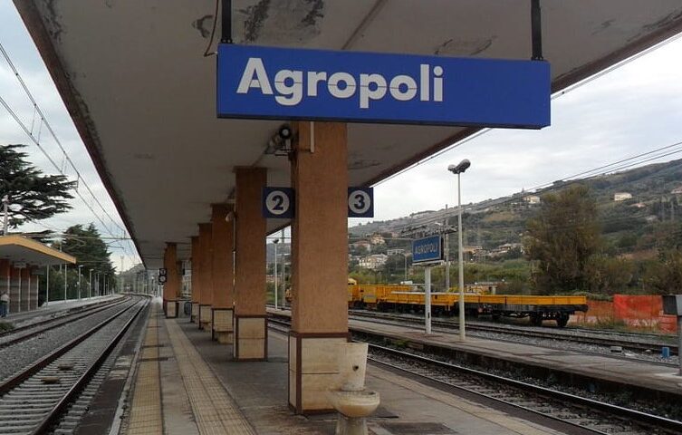 Agropoli, donna vaga sui binari in stato confusionale