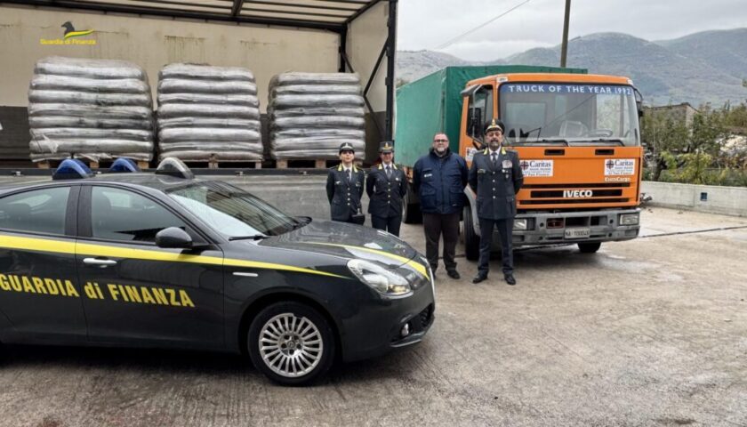 La Guardia di Finanza dona 35 tonnellate di nocciolino per riscaldamento alla Caritas di Teggiano