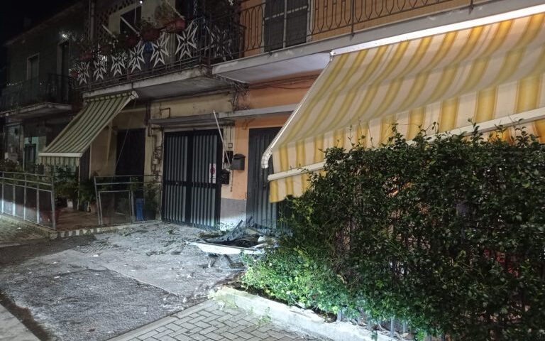 Inseguimento a Scafati, auto contro abitazione
