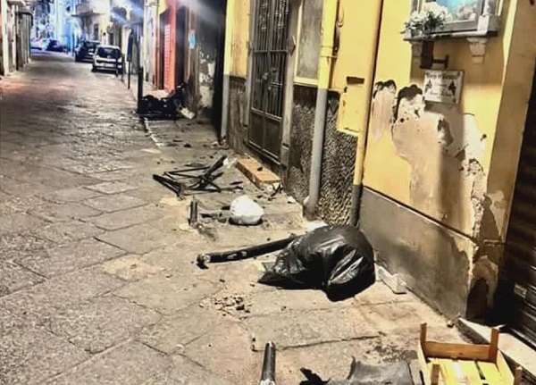 Follia ad Angri, auto piomba a tutta velocità nel centro storico: sfiorata tragedia