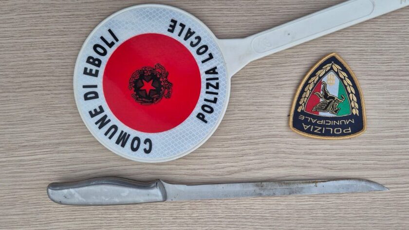Eboli, coltello sporco di hashish trovato dal sindaco vicino alla scuola “Ripa”