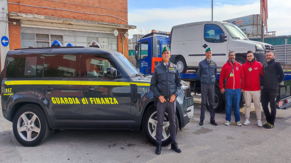 Capaccio/Paestum: la Guardia di Finanza dona un veicolo confiscato alla criminalità alla Croce Rossa