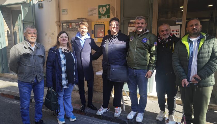 Nocera Inferiore, defibrillatore nel rione Casolla grazie al parrucchiere Di Lauro