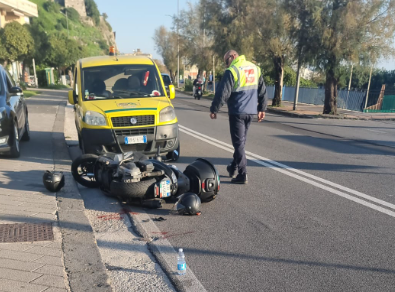 Salerno, incidente sul lungomare Tafuri: giovane ferita
