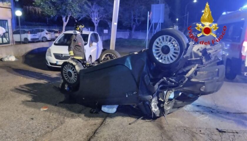 Auto si ribalta nella notte a Giffoni Sei Casali, ferito gravemente un giovane