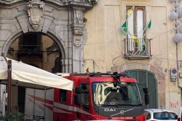 Salerno, incendio a Palazzo Genovesi nel Centro Storico: chiude la sede dell’Arci
