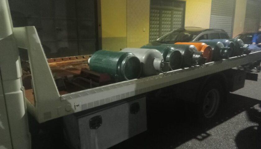 Battipaglia, bombole gpl e cibi scaduti in una macelleria: nei guai il titolare