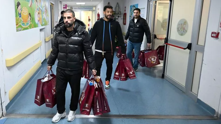 Salernitana, la squadra ha fatto visita ai piccoli degenti del Ruggi