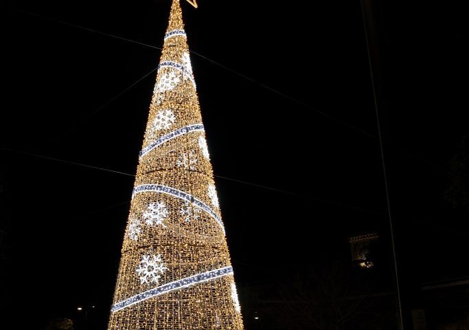 Eboli, danneggiato albero di Natale in piazza della Repubblica